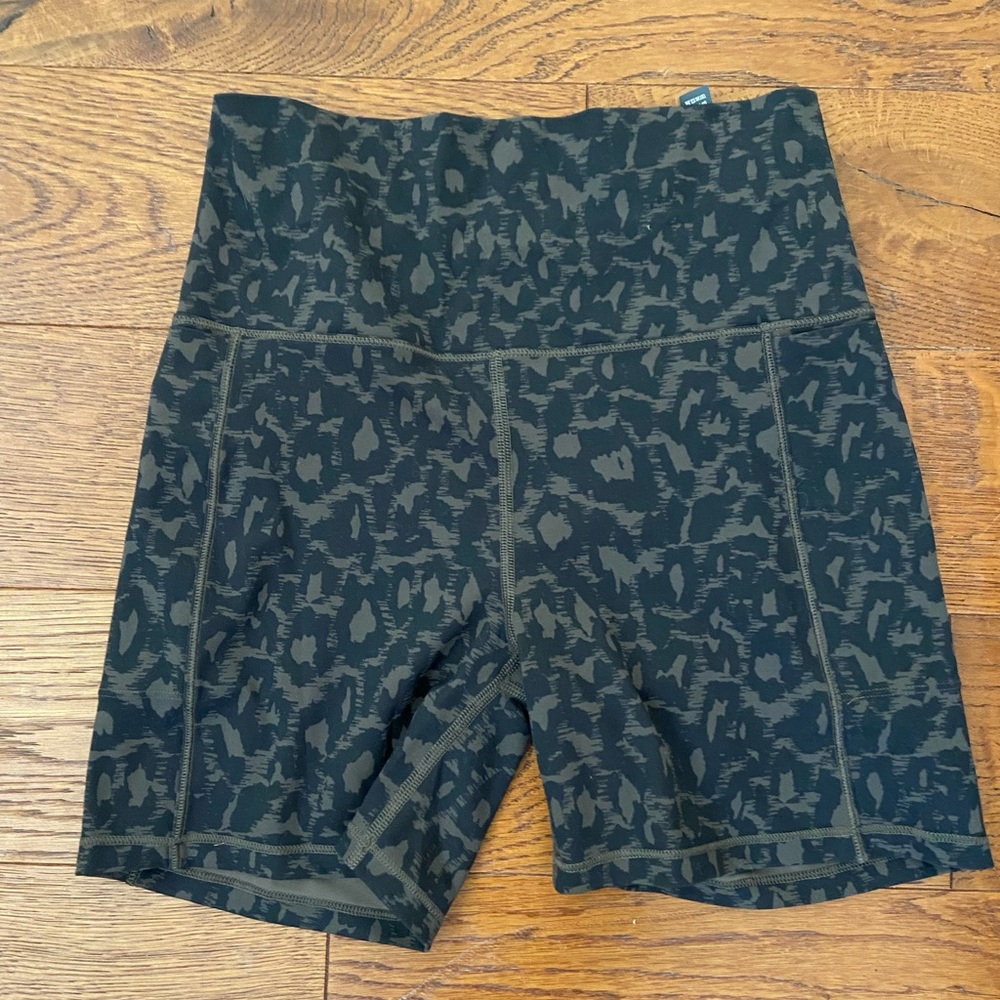 Vuori printed studio pocket short size small